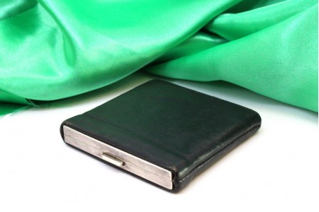 Caixa de toilette em prata com gravados assimétricos espelho no interior 